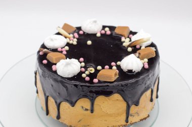 Hatmi, karamel, şeker ile ev yapımı çikolatalı kek