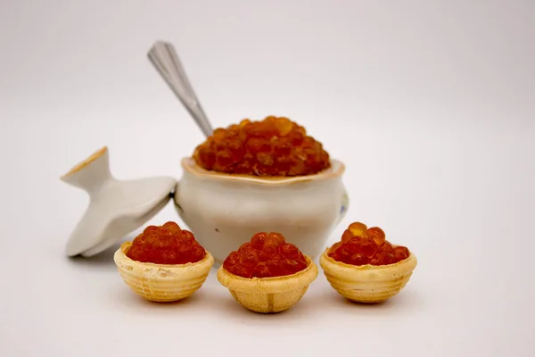 Luxury Red Caviar na tigela. Conceito de foto de alimentos . — Fotografia de Stock