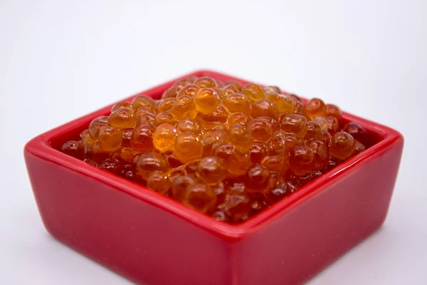 Caviar rojo de lujo en el tazón rojo. Comida foto concepto . — Foto de Stock