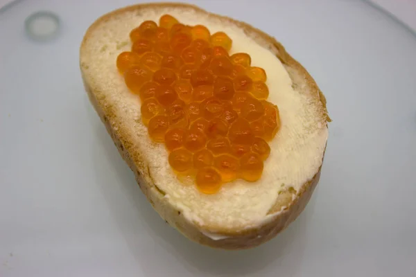 Caviar vermelho em sanduíches no fundo branco — Fotografia de Stock