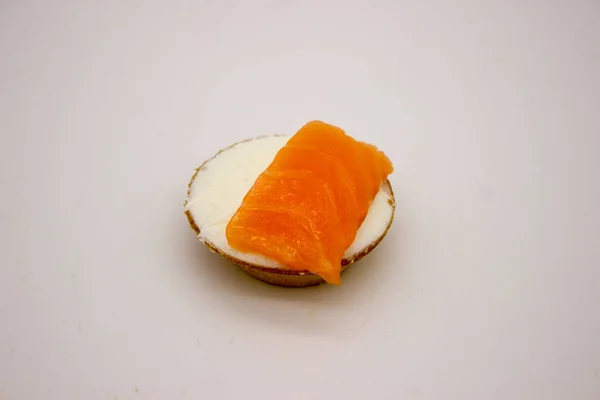Σάντουιτς με σολομό σε άσπρο φόντο — Φωτογραφία Αρχείου