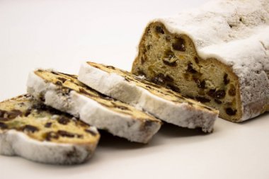 Üç dilim ve Stollen ana parçası bir whit izole