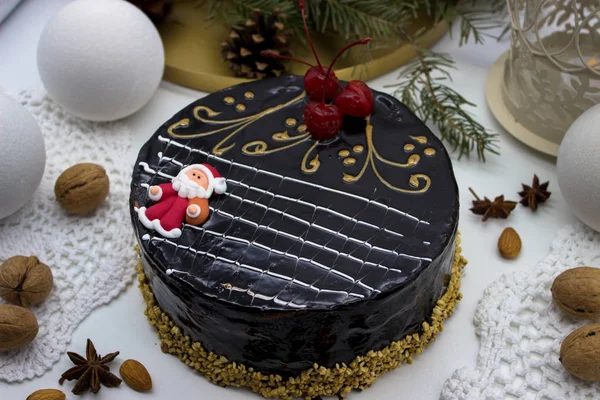 Pyszne ciasto czekoladowe, zdobione wiśnie i cukier Santa an — Zdjęcie stockowe
