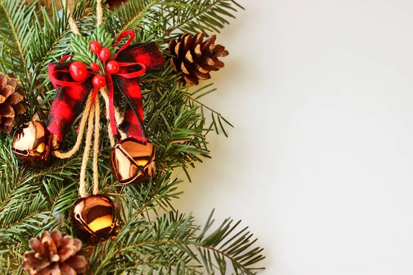 Adornos navideños - las ramas de los árboles de coníferas con la decora —  Fotos de Stock