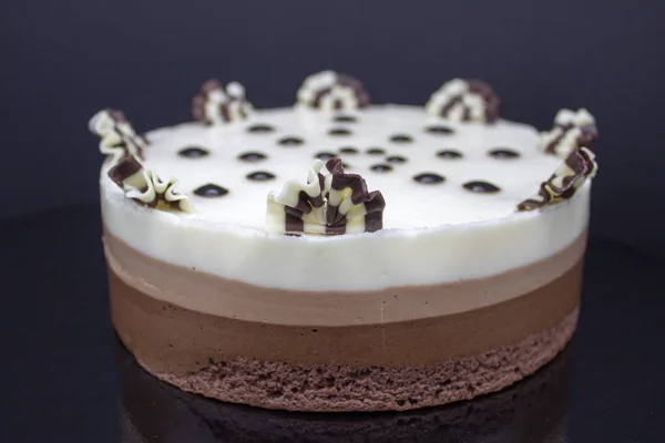 Chocolade cake. Cake van verschillende soorten chocolade: zwart, m — Stockfoto