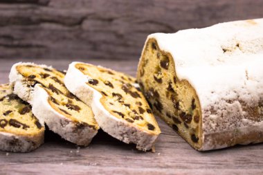 Ahşap bir backgr üzerinde üç dilim ve Stollen ana parçası