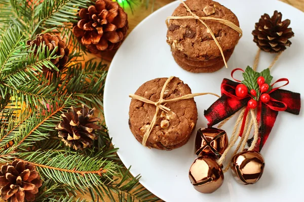 Decoraciones de Navidad - galletas de avena para Santa Claus y ramificación —  Fotos de Stock