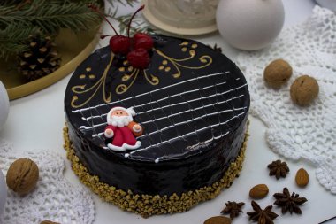 Lezzetli çikolatalı kek, süslenmiş kiraz ve şeker Santa bir