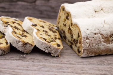 Ahşap bir backgr üzerinde üç dilim ve Stollen ana parçası