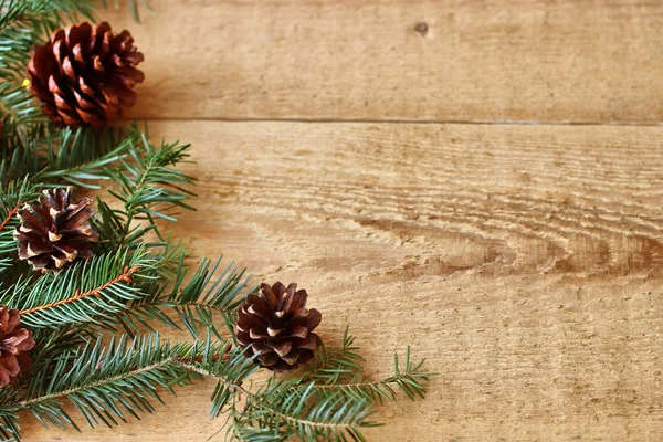 Рождественские украшения - ветви хвойных деревьев с декором — стоковое фото