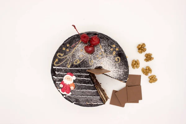 Délicieux gâteau au chocolat, cerises décorées et sucre Santa an — Photo