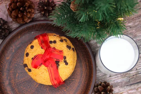 Un bicchiere di latte e biscotti per Babbo Natale. Concetto Vigilia di Natale . — Foto Stock