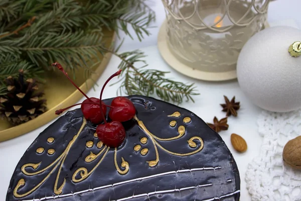 Délicieux gâteau au chocolat, cerises décorées et sucre Santa an — Photo