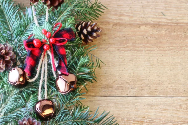 Χριστουγεννιάτικα στολίδια-κλαδιά κωνοφόρων δέντρων με διακόσμηση — Φωτογραφία Αρχείου