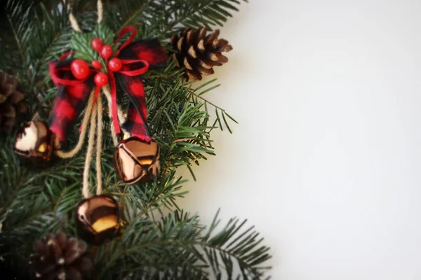Decorações de Natal - ramos de árvores coníferas com decoração — Fotografia de Stock