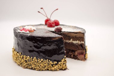 Lezzetli çikolatalı kek, süslenmiş kiraz ve şeker Santa bir