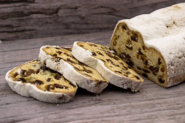 Ahşap bir backgr üzerinde üç dilim ve Stollen ana parçası