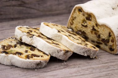 Ahşap bir backgr üzerinde üç dilim ve Stollen ana parçası