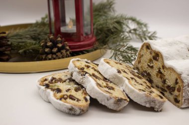 Üç dilim ve Noel orn ile Stollen ana parçası