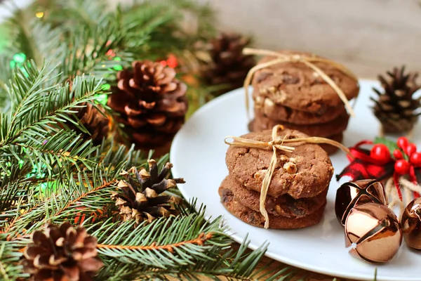 Decoraciones de Navidad - galletas de avena para Santa Claus y ramificación —  Fotos de Stock