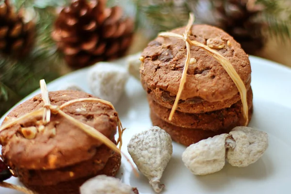 Decoraciones de Navidad - galletas de avena para Santa Claus y ramificación —  Fotos de Stock