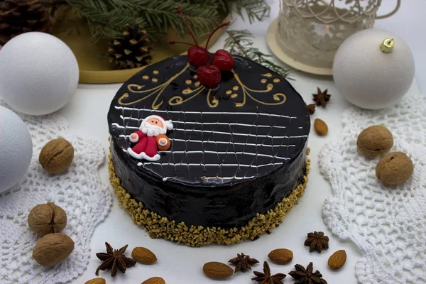 Délicieux gâteau au chocolat, cerises décorées et sucre Santa an — Photo