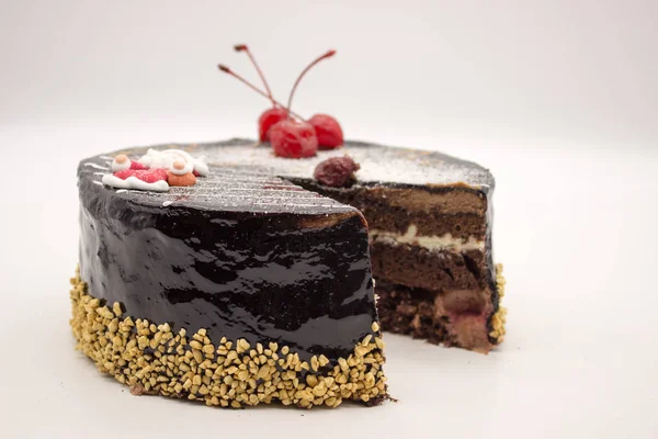 Lezzetli çikolatalı kek, süslenmiş kiraz ve şeker Santa bir