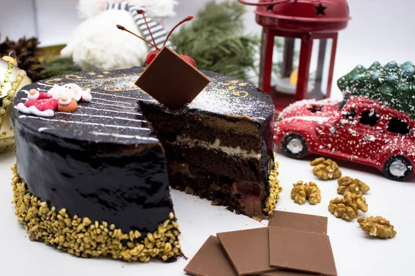 Deliziosa torta al cioccolato, ciliegie decorate e zucchero Santa an — Foto Stock