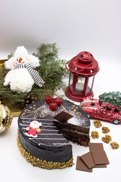 Köstlicher Schokoladenkuchen, dekorierte Kirschen und Zucker-Weihnachtsmann — Stockfoto