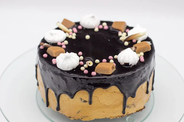 マシュマロ、キャラメル、砂糖と自家製チョコレート ケーキ — ストック写真