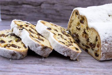 Ahşap bir backgr üzerinde üç dilim ve Stollen ana parçası