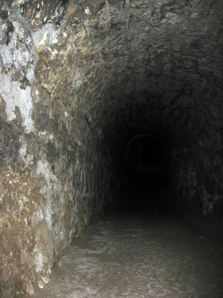 El corredor de arcos de piedra del misterioso túnel de paso bajo —  Fotos de Stock