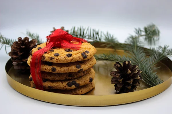 Ein Glas Milch und Kekse für den Weihnachtsmann. Heiligabend Konzept. — Stockfoto