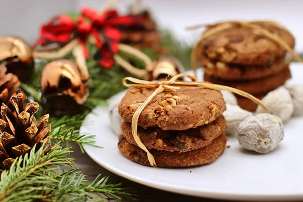 Decoraciones de Navidad - galletas de avena para Santa Claus y ramificación —  Fotos de Stock