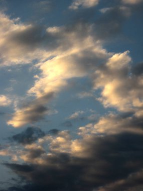 Sihirli gün batımı. Bir gök gürültüsü sonra gün batımında güzel kara bulutlar