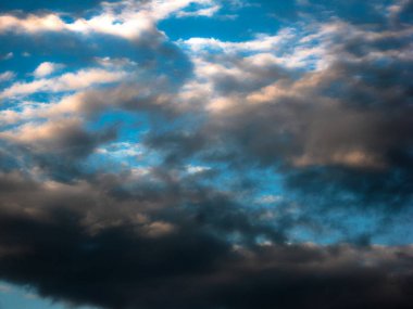 Sihirli gün batımı. Bir gök gürültüsü sonra gün batımında güzel kara bulutlar