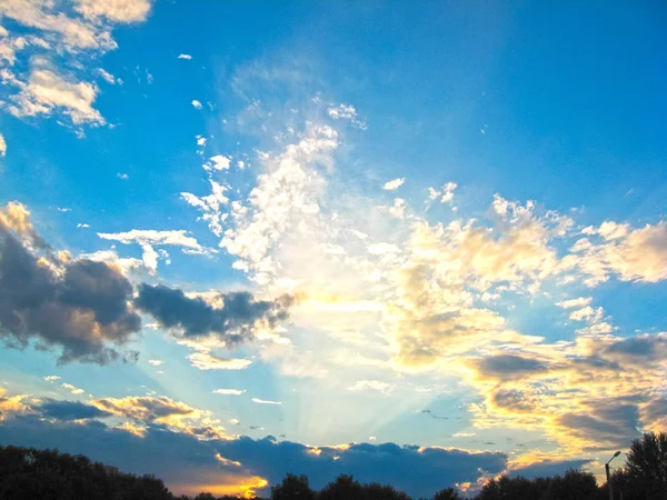 魔法の夕焼け雷の後の日没時の美しい暗い雲 — ストック写真