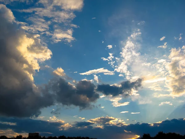 魔法の夕焼け雷の後の日没時の美しい暗い雲 — ストック写真