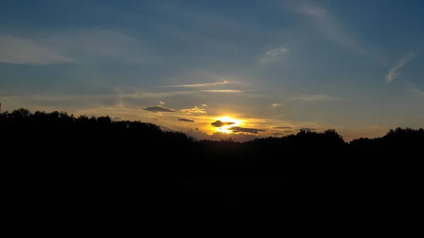 Pôr do sol mágico. Nuvens escuras bonitas ao pôr-do-sol depois de um trovão — Fotografia de Stock