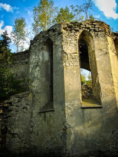 Las ruinas de una antigua iglesia gótica cuyas paredes ya tienen B — Foto de Stock