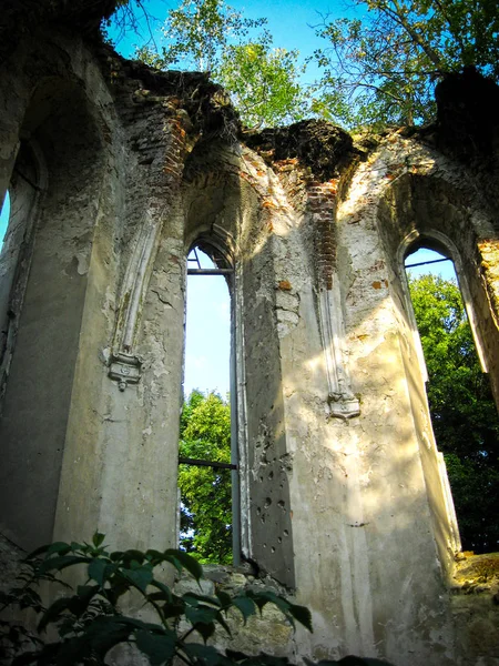 Las ruinas de una antigua iglesia gótica cuyas paredes ya tienen B —  Fotos de Stock