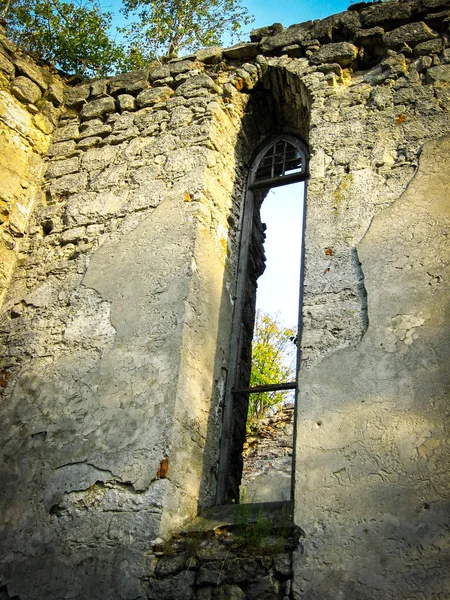 Las ruinas de una antigua iglesia gótica cuyas paredes ya tienen B —  Fotos de Stock