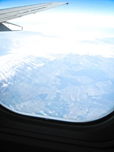 Vista desde avión a montañas y nubes. Fot de viaje del avión — Foto de Stock