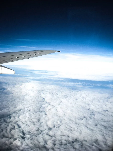 Blick aus dem Bullauge des Flugzeugs auf weiße Wolken. der Rahmen auch — Stockfoto