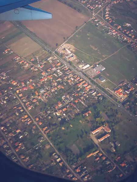 Blick vom Flugzeug auf die Stadt. Flugzeug Reise Foto. — Stockfoto