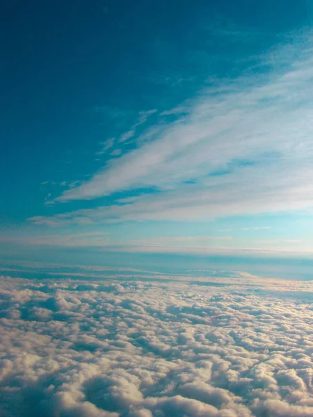 Den ändlösa horisonten av himlen ovanför molnen. Fantastisk utsikt från — Stockfoto