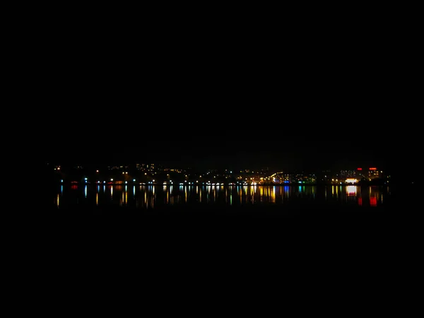 Maravilloso paisaje nocturno. Luces nocturnas reflejadas en t — Foto de Stock