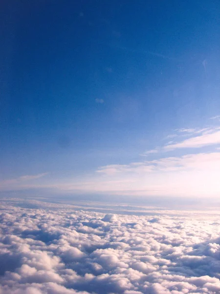 Den ändlösa horisonten av himlen ovanför molnen. Fantastisk utsikt från — Stockfoto