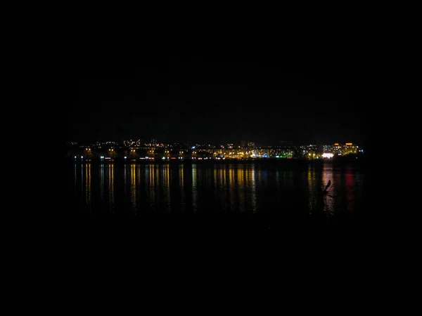 Wspaniały krajobraz miasta nocy. Nocne światła miejskie odzwierciedlone w t — Zdjęcie stockowe