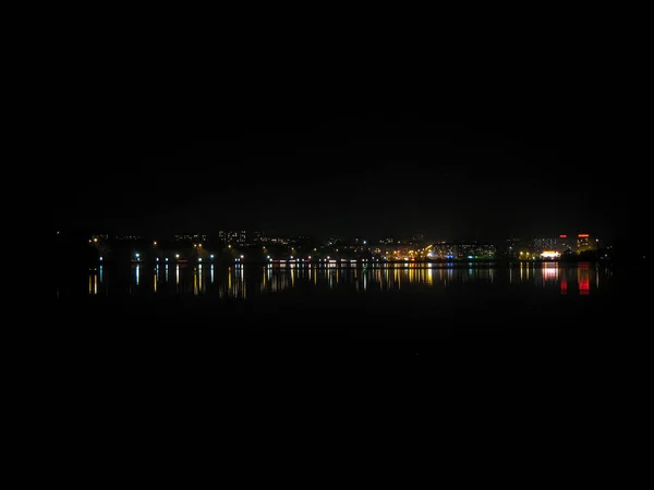 Harika gece şehir manzara. Gece şehir ışıkları t yansıyan — Stok fotoğraf